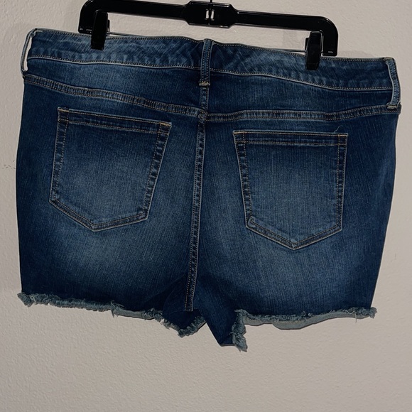 TORRID RAW HEM STRETCH DENIM SHORTS SIZE 18. - Picture 2 of 12